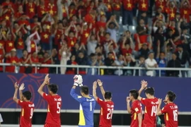 Các cầu thủ U20 Việt Nam đáp lại sự nhiệt tình của các cổ động viên đã cổ vũ đội trong suốt 90 phút thi đấu với U20 New Zealand. (Ảnh: Minh Tiến/TTXVN)