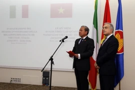 Đại sứ Việt Nam tại Italy Cao Chính Thiện và Phó Tổng vụ trưởng Phụ trách các vấn đề toàn cầu Bộ ngoại giao Italy Ugo Astuto phát biểu tại buổi lễ. (Ảnh: Ngự Bình/TTXVN)