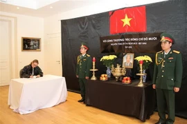 Đại diện Bộ Ngoại giao Pháp ghi sổ tang. (Ảnh: Vũ Mai Linh Hương/TTXVN)