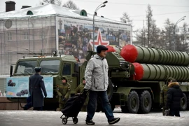 Hệ thống tên lửa đất đối không S-400 của Nga trưng bày tại Quảng trường Suvorovskaya. (Nguồn: AFP/TTXVN)