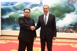 Nhà lãnh đạo Triều Tiên Kim Jong-un và Ngoại trưởng Nga Lavrov. (Nguồn: AP)