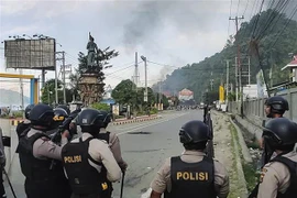 Cảnh sát Indonesia triển khai để ngăn chặn các cuộc biểu tình quá khích tại thành phố Jayapura, Papua ngày 29/8. (Nguồn: AFP/TTXVN) 