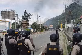 Cảnh sát Indonesia triển khai để ngăn chặn các cuộc biểu tình quá khích tại thành phố Jayapura, Papua ngày 29/8. (Nguồn: AFP/TTXVN) 