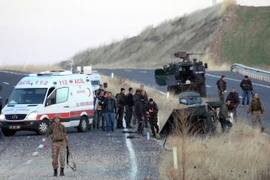 Cảnh sát và nhân viên y tế tại hiện trường vụ đánh bom ở Thổ Nhĩ Kỳ. (Nguồn: THX/TTXVN)