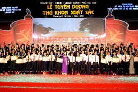 98 Thủ khoa xuất sắc tốt nghiệp các trường Đại học, Học viện trên địa bàn thành phố Hà Nội chụp ảnh chung với các đại biểu năm 2015. (Ảnh: Phạm Kiên/TTXVN)