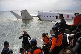 Lực lượng cứu hộ làm nhiệm vụ tại hiện trường một vụ rơi máy bay Boeing 737 của Hãng hàng không Lion Air ở gần Denpasar, Indonesia ngày 14/5/2013. (Nguồn: AFP/TTXVN) 