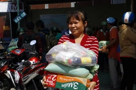 Trao quà hỗ trợ cho công nhân Công ty Kwong Lung – Meko. (Ảnh: Thanh Liêm/TTXVN)