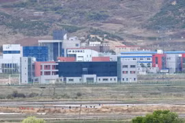 Khu công nghiệp chung Kaesong nhìn từ Paju, Hàn Quốc ngày 24/4. (Nguồn: AFP/TTXVN)