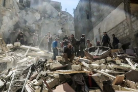 Cảnh đổ nát sau các cuộc không kích tại Ghouta ngoại ô phía Đông thủ đô Damascus ngày 4/4. (Nguồn: AFP/TTXVN)