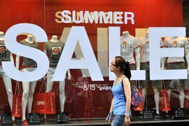 Quảng cáo hạ giá tại một cửa hàng ở trung tâm kinh doanh thủ đô Seoul. (Nguồn: AFP/TTXVN)