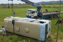 [Video] Lật xe chở công nhân ở Nghệ An, 21 người bị thương