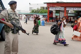 Binh sỹ Ấn Độ tăng cường kiểm tra an ninh tại Jammu, thủ phủ mùa đông, bang Kashmir ngày 11/7. (Nguồn: EPA/TTXVN)