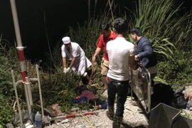 Đưa nạn nhân đi cấp cứu tại hiện trường vụ tai nạn. (Ảnh: Cao Nguyên/TTXVN)
