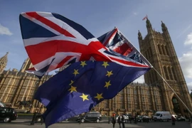 Cờ Anh (phía trên) và cờ EU tại Westminster, London ngày 12/10. (Nguồn: AFP/TTXVN)