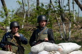 Binh sỹ Ukraine gác tại một chốt kiểm soát cách thành phố Slavyansk khoảng 30km ngày 27/4. (Nguồn: AFP/TTXVN)