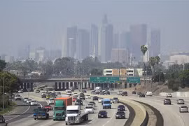 Khói mù ô nhiễm bao phủ thành phố Los Angeles, California, Mỹ ngày 21/9. (Nguồn: AFP/TTXVN) 