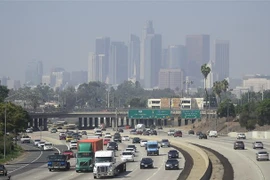 Khói mù ô nhiễm bao phủ thành phố Los Angeles, California, Mỹ ngày 21/9. (Nguồn: AFP/TTXVN) 