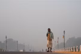 Sương mù dày đặc bao phủ thủ đô New Delhi, Ấn Độ, ngày 1/11/2019. (Nguồn: AFP/TTXVN) 
