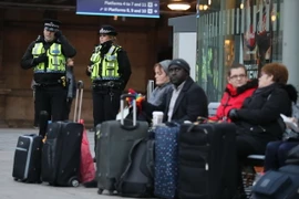 Cảnh sát Anh tăng cường tuần tra an ninh tại các nhà ga. (Nguồn: AP/TTXVN)