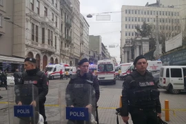 Cảnh sát Thổ Nhĩ Kỳ phong tỏa phố Istiklal sau vụ đánh bom tại Istanbul ngày 19/3. (Nguồn: AFP/TTXVN)