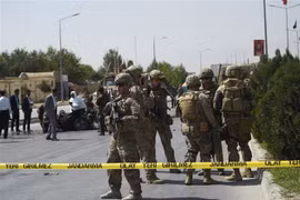 Binh sỹ Mỹ gác tại hiện trường một vụ đánh bom xe nhằm vào phái bộ NATO ở thủ đô Kabul, Afghanistan. (Nguồn: AFP/TTXVN) 