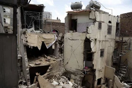 Cảnh đổ nát sau các cuộc không kích tại thủ đô Sanaa, Yemen, ngày 17/5. (Nguồn: THX/TTXVN) 