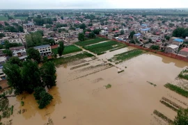 Cảnh ngập lụt ở thành phố An Dương, Trung Quốc, ngày 19/7. (Nguồn: THX/TTXVN)