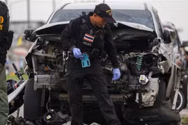 Cảnh sát điều tra tại hiện trường một vụ đánh bom ở miền nam Thái Lan. (Nguồn: AFP/TTXVN) 