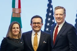 Đại diện Thương mại Mỹ Robert Lighthizer (phải), Bộ trưởng Kinh tế Mexico Ildefonso Guajardo (giữa) và Ngoại trưởng Canada Chrystia Freeland (trái). (Nguồn: THX/TTXVN)