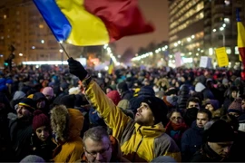 Người dân Romania biểu tình tại thủ đô Bucharest ngày 29/1. (Nguồn: AFP/TTXVN)