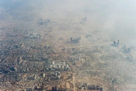 Sương mù và khói bao phủ khu vực ngoại ô thủ đô New Delhi ngày 25/11/2014. (Nguồn: AFP/TTXVN)