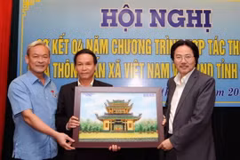 Ông Nguyễn Phú Cường (ngoài cùng bên trái), Ủy viên Trung ương Đảng, Bí thư Tỉnh ủy Đồng Nai trao tặng quà lưu niệm cho Lãnh đạo TTXVN. (Ảnh: An Hiếu/TTXVN)