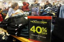 Người dân mua sắm tại một siêu thị ở Montebello, California, Mỹ. (Nguồn: AFP/TTXVN) 