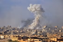 Khói bốc lên sau đợt oanh kích của lực lượng Chính phủ Syria. (Nguồn: AFP/TTXVN)