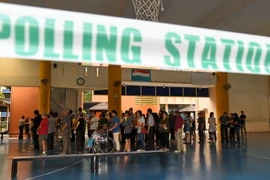 Cử tri Singapore chờ bỏ phiếu tại một điểm bầu cử ở Singapore ngày 11/9. (Nguồn: AFP/TTXVN)