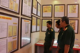Các cán bộ, chiến sỹ Quân khu 9 và nhân dân thành phố Cần Thơ tham quan triển lãm. (Ảnh: Ngọc Thiện/TTXVN)