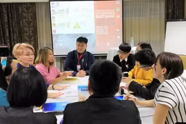 Các doanh nghiệp đàm phán trực tiếp. (Ảnh: Duy Trinh/TTXVN) 