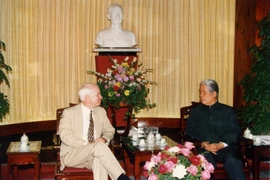 Tổng Bí thư Đỗ Mười tiếp Thượng nghị sỹ John McCain ngày 13/11/1996, tại Hà Nội. (Ảnh: Xuân Lâm/TTXVN)