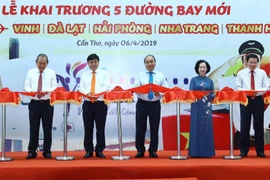 Thủ tướng Nguyễn Xuân Phúc và các đại biểu thực hiện nghi thức khai trương. (Ảnh: Thống Nhất/TTXVN) 