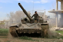 Binh sỹ Syria tuần tra tại thị trấn Kafr Batna, Đông Ghouta ngày 18/3. (Nguồn: AFP/TTXVN)