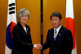 Ngoại trưởng Nhật Bản Toshimitsu Motegi và người đồng cấp Hàn Quốc Kang Kyung-wha. (Nguồn: Reuters) 