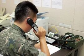 Sỹ quan Hàn Quốc kiểm tra đường dây nóng liên Triều. (Nguồn: YONHAP/TTXVN)