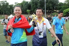 Châu Kiều Oanh (trái) vui mừng nhận huy chương bạc đầu tiên cho đoàn Thể thao Vệt Nam. (Ảnh: Quốc Khánh/TTXVN)