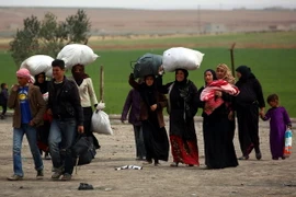 Người dân Syria sơ tán do chiến sự, tới một trại tạm thời ở làng Ain Issa ngày 31/3. (Nguồn: AFP/TTXVN)