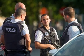 Cảnh sát Bỉ điều tra tại hiện trường một vụ tấn công. (Nguồn: EPA/TTXVN)