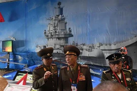 Bộ trưởng Quốc phòng Triều Tiên No Kwang-chol (giữa) tham quan triển lãm vũ khí trang thiết bị quân sự tại Moskva, Nga, ngày 23/4. (Nguồn: AFP/TTXVN) 