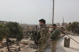 Binh sỹ quân đội Thổ Nhĩ Kỳ gác tại trung tâm thành phố Afrin ngày 18/3. (Nguồn: THX/TTXVN)