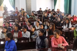 Bao giờ mới giải quyết được vụ hơn 500 giáo viên mất việc ở Đắk Lắk?