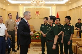 Chiều 26/7, tại trụ sở Bộ Quốc phòng, Đại tướng Ngô Xuân Lịch, Bộ trưởng Bộ Quốc phòng tiếp Ngài Ted Osius, Đại sứ Hoa Kỳ tại Việt Nam. (Ảnh: Khổng Minh Khánh/TTXVN)
