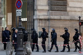 Cảnh sát Pháp phong tỏa hiện trường một vụ nổ súng. (Nguồn: EPA/TTXVN)